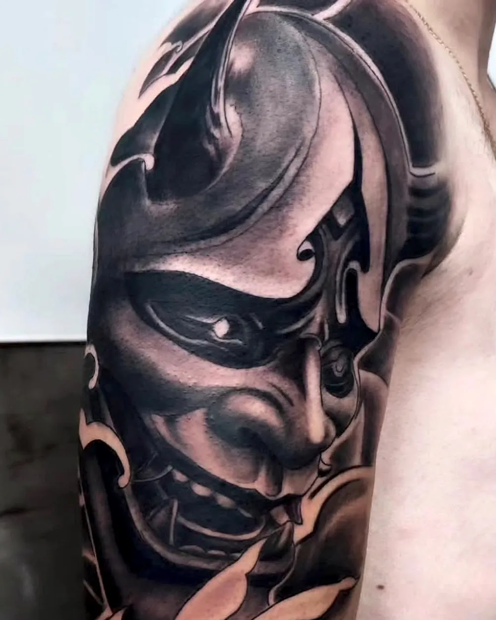 Máscara hannya — tatuaje de Jesús Ginés en negro y gris