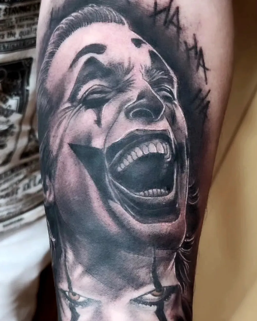 Joker y Pennywise — tatuaje de Jesús Ginés en negro y gris