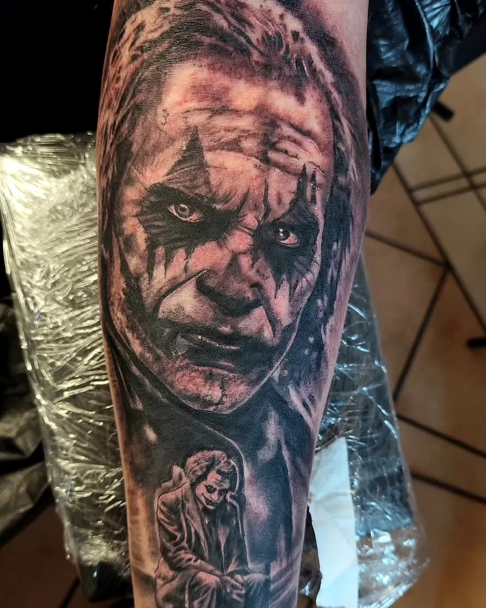 Joker — tatuaje de Jesús Ginés en negro y gris
