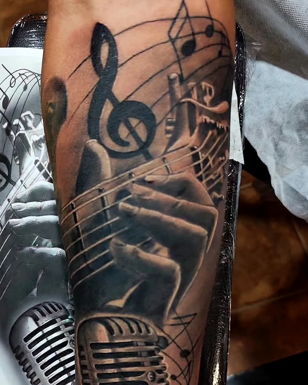 Música — tatuaje de Jesús Ginés en negro y gris