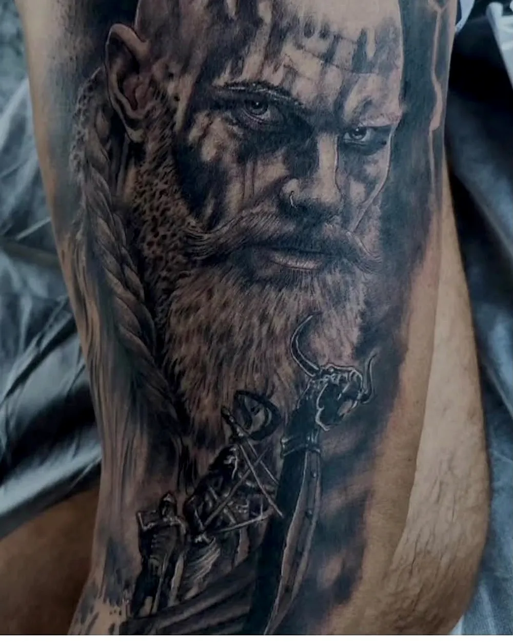 Ragnar — tatuaje de Jesús Ginés en negro y gris