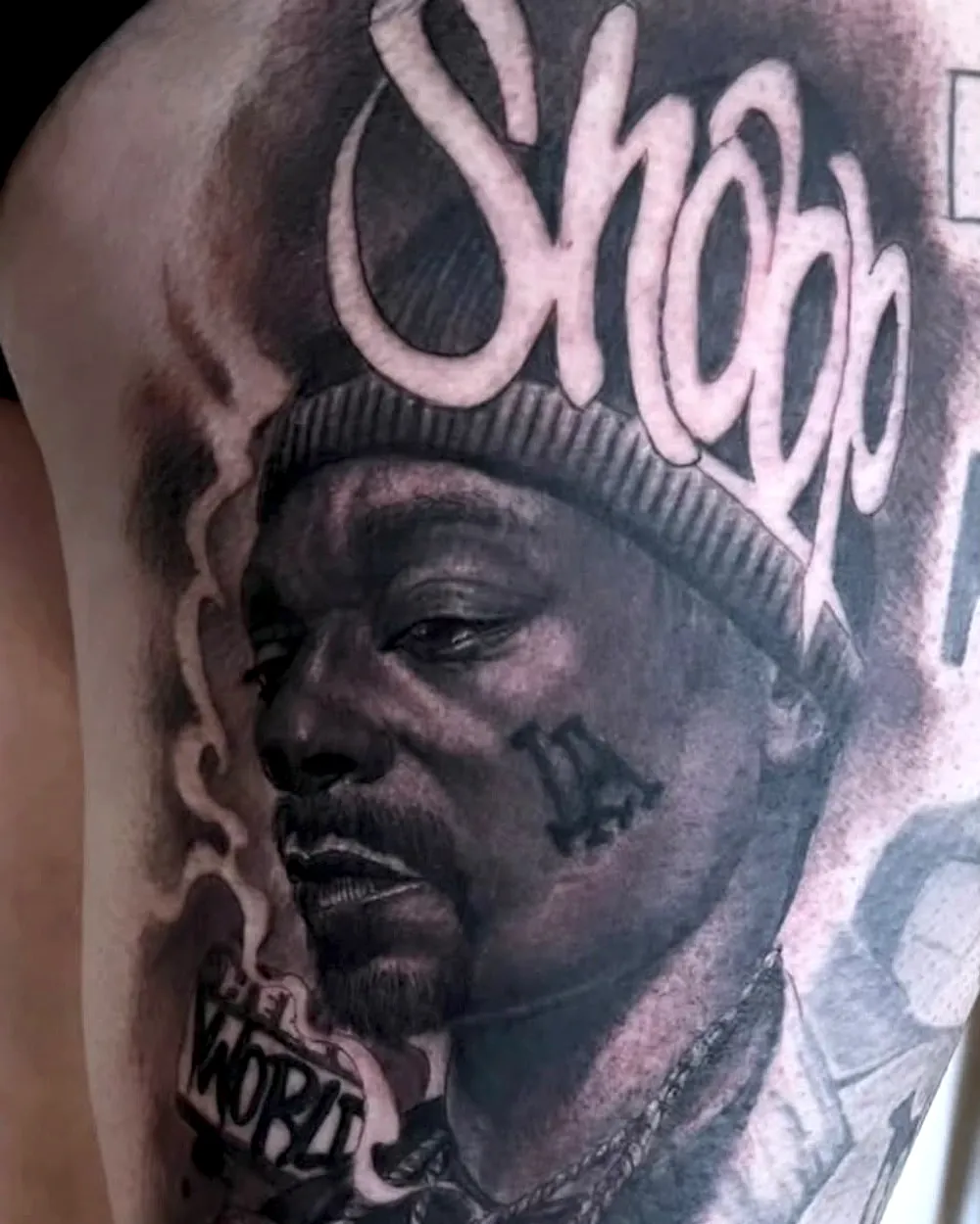 Snoop Dogg — tatuaje de Jesús Ginés en negro y gris