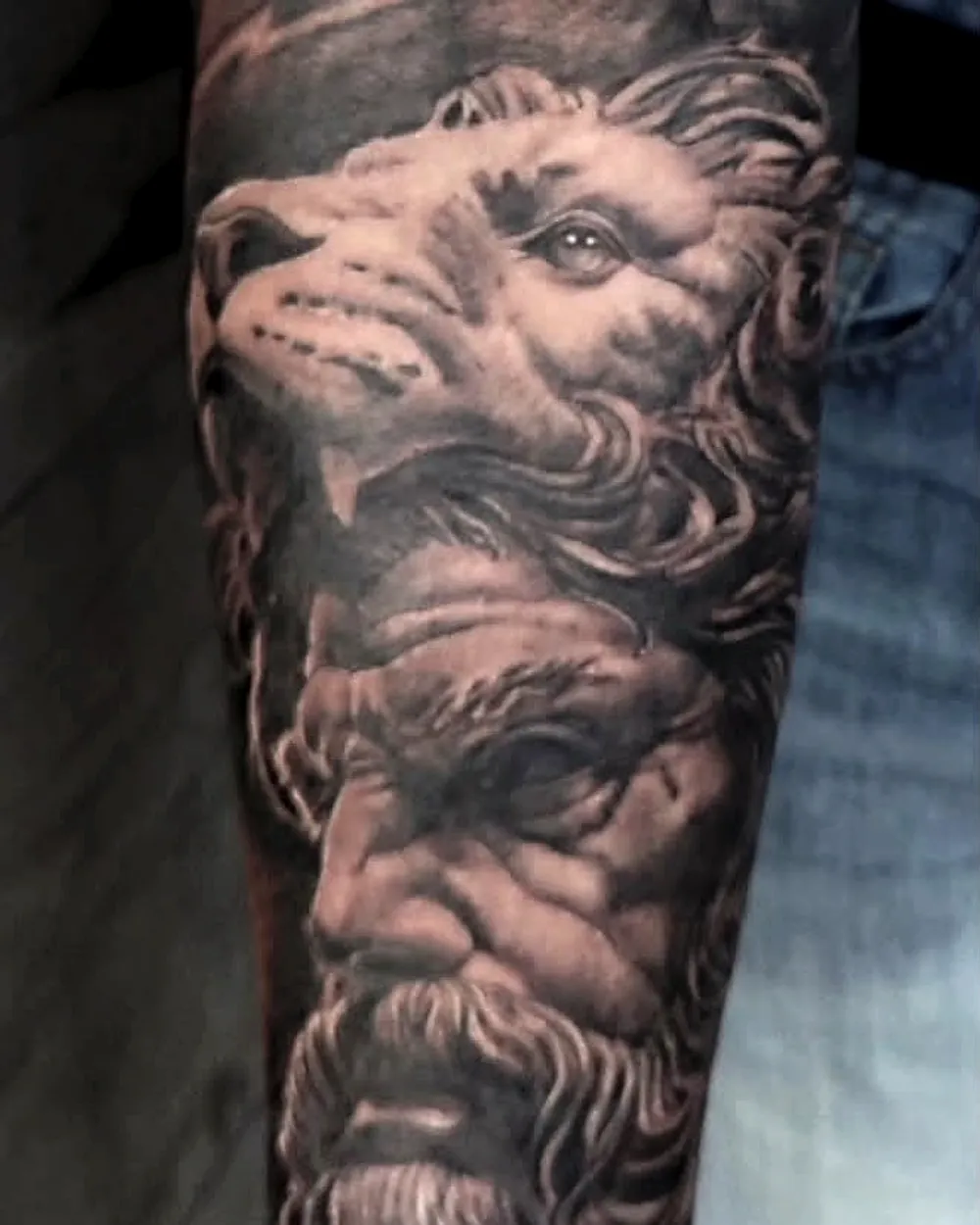 Zeus y león — tatuaje de Jesús Ginés en negro y gris